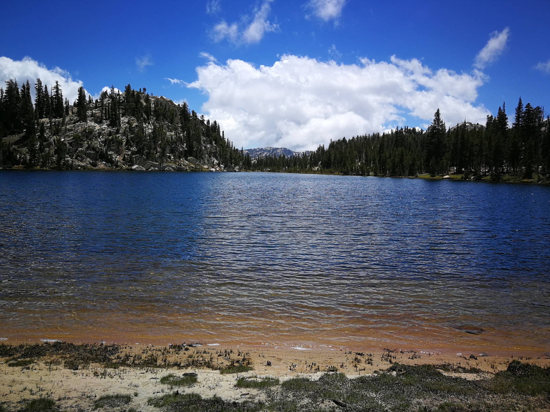 Horské jezero obklopené skalnatými vrcholy na trase Pacific Crest Trail